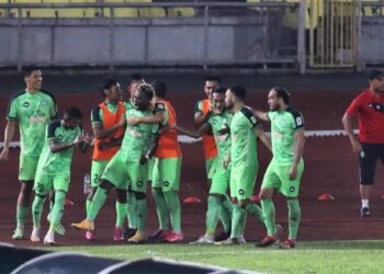 PEMAIN Melaka United meraikan jaringan  Sony Norde (empat, kiri) ketika menentang Perak dalam aksi Liga Super di Stadium Hang Jebat, Paya Rumput malam ini. - UTUSAN/RASUL AZLI SAMAD
