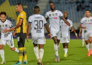 PEMAIN Terengganu FC, meraikan jaringan Makan Konate (tengah)ketika membenam Perak dalam aksi Piala Malaysia di Kuala Nerus, malam ini. - UTUSAN/PUQTRA HAIRRY ROSLI