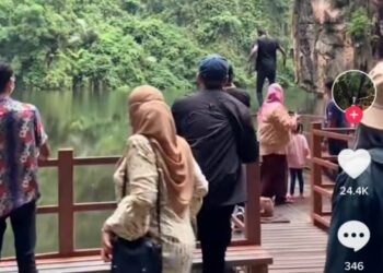 TANGKAP layar seorang lelaki terjun di Tasik Cermin, Ipoh yang tular dalam media sosial. - UTUSAN/MEDIA SOSIAL