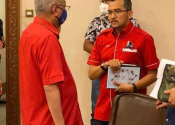 ISMAIL Sabri Yaakob berbincang dengan Asyraf Wajdi Dusuki selepas Mesyuarat Majlis Tertinggi UMNO, malam tadi. - FB DR ASYRAF WAJDI DUSUKI
