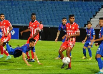 PENYERANG JDT II, Muhamad Feroz Baharudin melayangkan badan sambil menanduk bola dalam aksi Liga Perdana menentang Kelantan FC di Stadium Larkin malam ini. - UTUSAN/RAJA JAAFAR ALI