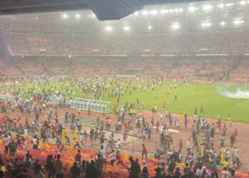 PENYOKONG Nigeria membanjiri padang selepas pasukan mereka gagal melayakkan diri ke Piala Dunia 2022.