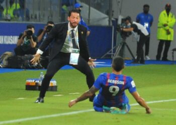 BERGSON Da Silva berlari ke arah jurulatih, Benjamin Mora sebaik sahaja menjaringkan gol pertama JDT ketika menentang Guangzhou FC dalam aksi  Liga Juara-Juara Asia di Stadium Sultan Ibrahim. - UTUSAN/RAJA JAAFAR ALI