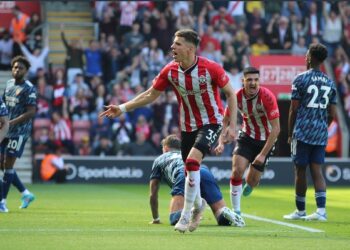 Jan Bednarek meraikan jaringannya ketika membantu Southampton menumpaskan Arsenal dalam aksi Liga Perdana Inggeris.
