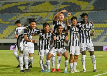 JORDAN Mintah (kanan) meraikan gol bersama rakan sepasukannya dalam aksi Liga Perdana di Stadium Sultan Mizan Zainal Abidin di Kuala Nerus, sebentar tadi. - PUQTRA HAIRRY ROSLI