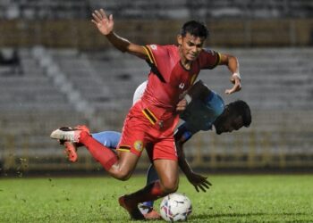 PERTAHANAN Negeri Sembilan, Che Rashid Che Halim (kiri) diasak pemain PJ City, K. Kannan dalam aksi Liga Super di Stadium Tuanku Abdul Rahman, Paroi, Seremban, hari ini. -UTUSAN/MOHD. SHAHJEHAN MAAMIN.