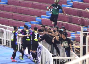PEMAIN Melaka United meraikan jaringan dalam aksi bertemu Sri Pahang di Stadium Darul Makmur di Kuantan. - UTUSAN/SHAIKH AHMAD RAZIF