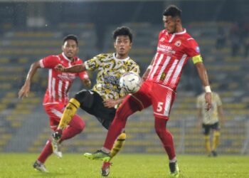 PEMAIN Perak FC, Muhammad Firdaus Saiyadi (kiri) diasak pemain Kelantan FC, Muhammad Yusri Yuhasmadi  dalam perlawanan Liga Perdana remier di Stadium Perak, Ipoh hari ini. - UTUSAN/ZULFACHRI ZULKIFLI