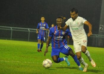 Penyerang JDT II, Moussa Sidibe (kiri) diasak pertahanan Kuching City, Rames Lai Ban Huat  pada perlawanan Liga Perdana di Stadium MBPG, Pasir Gudang. - UTUSAN/RAJA JAAFAR ALI