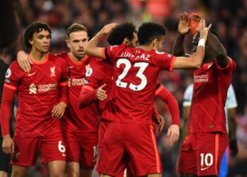 PEMAIN Liverpool meraikan gol Mohamed Salah ketika menentang Manchester United di Anfield.