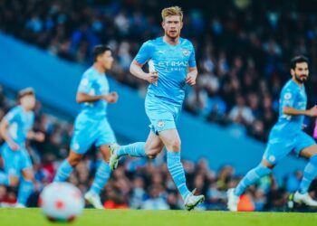 KEVIN de Bruyne membantu Manchester City merampas kembali kedudukan pendahulu Liga Perdana selepas menewaskan Brighton 3-0.
