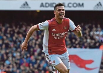HANTARAN Granit Xhaka terkena pemain Sporting untuk memberi gol penyamaan buat Arsenal.