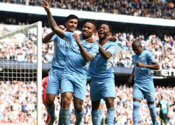 GABRIEL Jesus meraikan jaringannya bersama rakan sepasukan.