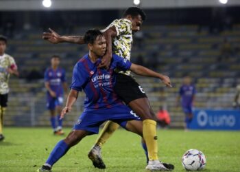 PEMAIN Perak FC, Pavithran K. Selladoria (kanan)  mengasak pemain JDT II, Mohamad Rafiefikri Mohd. Rosman dalam perlawanan Liga Perdana rdi Stadium Perak, Ipoh hari ini. -  UTUSAN/ZULFACHRI ZULKIFLI