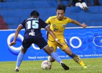 AZAM Azih membuka jaringan Sri Pahang dalam dalam pertemuan menenang Penang FC di Stadium Darul Makmur, Kuantan malam ini. - UTUSAN/SHAIKH AHMAD RAZIF