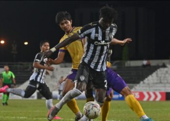 Pemain Terengganu FC II Jordan Mintah diasak oleh pemain Uitm FC dalam aksi Liga Premier Malaysia 2022 di Stadium Sultan Ismail Nasiruddin Shah malam ini.