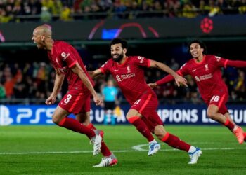 MOHAMED Salah (tengah) meraikan jaringan Fabinho.