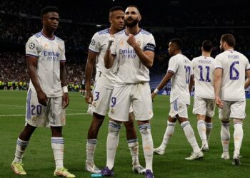 KARIM Benzema meraikan kemenangan Real Madeid.