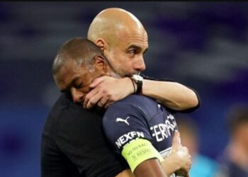 PEP Guardiola menenangkan Fernandinho.
