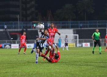PEMAIN Terengganu FC II, Engku Muhd. Nur Shakir Engku Yacob diasak pertahanan Kelantan, Ghaffar Abd. Rahman ketika kalah 0-1 di Stadium Sultan Ismail Nasiruddin Shah, Kuala Terengganu malam ini. - UTUSAN/ PUQTRA HAIRRY ROSLI