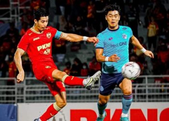 KAPTEN Selangor, Brendan Gan (kiri) melakukan rembatan ketika menentang Sabah FC di Petaling Jaya, malam ini. - IHSAN SELANGOR FC
