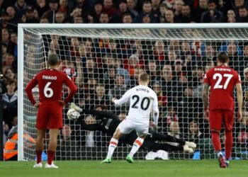 PENJAGA gol Liverpool, Alisson menyelamatkan sepakan penalti Jarrod Bowen.