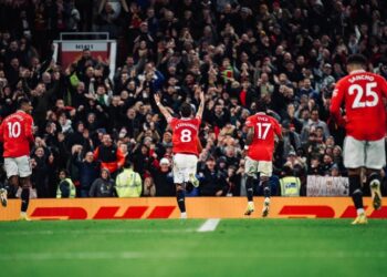 BRUNO Fernandes meraikan gol kedua Manchester United ketika menentang Tottenham.