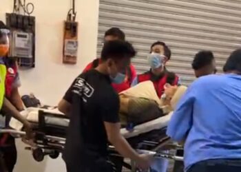 MANGSA dibawa ke Hospital Kulim selepas mengalami kecederaan akibat ditetak dua lelaki di hadapan sebuah pasar raya di Taman Serai Wangi, Padang Serai di Kulim.