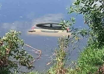 KERETA dipandu seorang lelaki yang terjunam ke dalam Tasik Merdeka di Jalan Parit Bilal Batu Pahat.