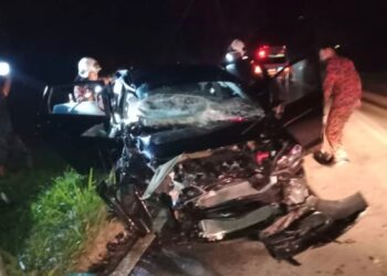 KERETA Honda Jazz dipandu seorang wanita remuk dalam kemalangan membabitkan tiga kenderaan di Jalan Labis- Bukit Kepong, Muar.