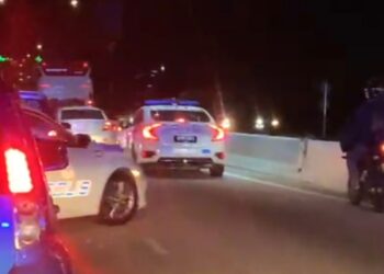 TANGKAP layar rakaman video kenderaan polis mengejar sebuah kereta yang dipandu seorang lelaki bersama kekasihnya yang melarikan diri kerana terkejut semasa pemeriksaan di Taman Rekreasi Adda Heights, Johor Bahru.