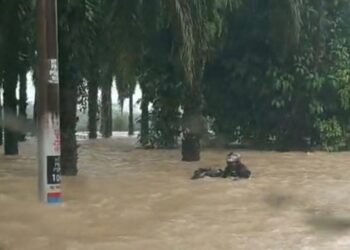 TANGKAP layar rakaman video tular yang menunjukkan sebuah motosikal dihanyutkan arus deras semasa melalui Jalan Nitar, Mersing yang ditenggelami air banjir.