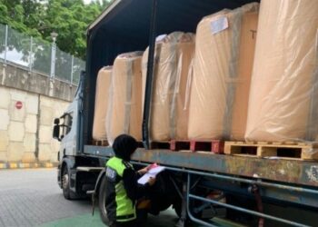 ANGGOTA Maqis memeriksa lori yang membawa muatan makanan haiwan tanpa mematuhi syarat import di BSI, Johor Bahru.