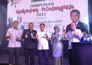 ZAHARI SARIP (tengah) melancarkan minuman berkhasiat bunga telang pada Himpunan Usahawan PeladangNita  Peringkat Negeri Johor di Pusat Konvensyen Antarabangsa Persada Johor, Johor Bahru.