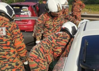 ANGGOTA bomba mengeluarkan mangsa kemalangan yang turut  meragut nyawa seorang kanak-kanak lelaki di Kilometer 57.2 Lebuhraya Senai-Desaru berhampiran Bandar Penawar, Kota Tinggi.