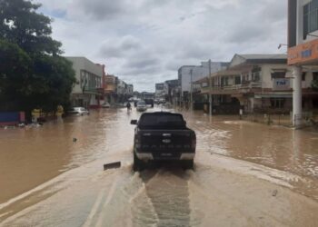 PEMANDANGAN Bandar Segamat yang dilanda banjir.