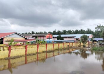 SEBUAH sekolah di Pekan Sri Gading, Batu Pahat yang masih digenangi banjir termenung.