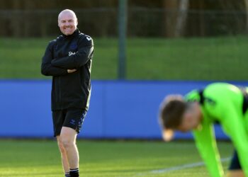 Sean Dyche ketika mengendalikan latihan Everton.