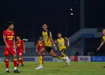 SEAN Selvaraj meraikan jaringannya ketika menentang Selangor dalam aksi Liga Super di Petaling Jaya, malam tadi. - UTUSAN/SHIDDIEQIIN ZON