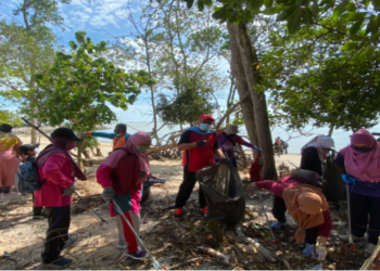 Aktiviti kutip sampah dijalankan di Pantai Siring, Melaka baru-baru ini.