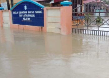 SEBUAH sekolah di Rantau Panjang, Kelantan ya g ditenggelami banjir. - FB RADZI JIDIN