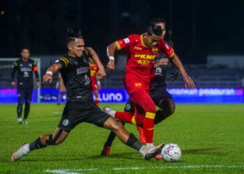 Pemain Selangor, Mukhairi Ajmal (tengah), diasak pemain Negeri Sembilan pada perlawanan suku akhir pertama Piala Malaysia di Stadium Majlis Bandaraya Petaling Jaya, di sini hari ini.-UTUSAN/SHIDDIEQIIN ZON