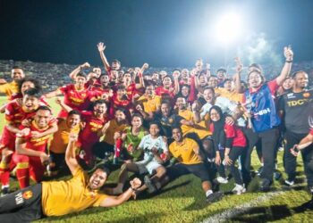 PASUKAN Selangor meraikan kejayaan mara ke final Piala Malaysia 2022 selepas menyingkirkan Terengganu FC di Stadium Sultan Mizan Zainal Abidin, kelmarin. – UTUSAN/PUQTRA HAIRRY