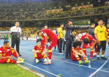 PEMAIN Selangor tidak mampu menahan kecewa selepas tumpas kepada JDT dalam perlawanan akhir Piala Malaysia 2023 di Bukit Jalil. -UTUSAN/SHIDDIEQIIN ZON