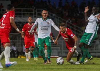 PENYERANG Selangor, Ayron Del Valle (kanan) bersaing dengan  pemain Kelantan United dalam aksi  Liga Super di Stadium Majlis Bandaraya Petaling Jaya kelmarin. – utusan/SHIDDIEQIIN ZON