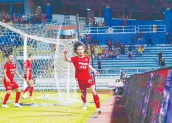PERTAHANAN Selangor FC, Sharul Nazeem Zulpakar meraikan jaringannya ketika menumpaskan Negeri Sembilan dalam perlawanan Liga Super di di Stadium Majlis Bandaraya Petaling Jaya kelmarin. 
– UTUSAN/SHIDDIEQIIN ZON