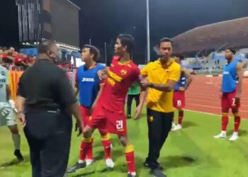 Safuwan Baharudin terpaksa ditenangkan rakan-rakan sepasukan selepas menjadi mangsa makian penyokong Selangor ketika pasukan itu menumpaskan Kedah 4-1 dalam saingan Liga Super di Stadium Majlis Bandaraya Petaling Jaya kelmarin. – IHSAN MEDIA SOSIAL