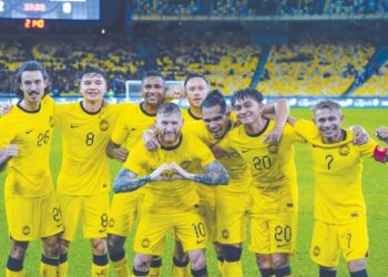 FAISAL Halim (kanan), V. Ruventhiran (tiga, kiri) dan Ahmad Khuzaimi Piee (tiga, kanan) tiga pemain Harimau Malaya yang menjadi muka baharu menguatkan Selangor FC pada musim 2023