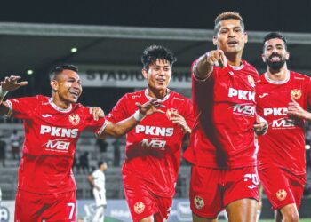 PEMAIN Selangor FC meraikan kejayaan membelasah Kuching City 5-0 dalam aksi Liga Super di Stadium Negeri, Kuching kelmarin. – IHSAN SELANGOR FC
