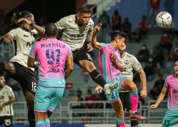PENYERANG Import dari Brazil, Caion melonjak tinggi untuk menanduk gol pembukaan buat Selangor FC dalam aksi Liga Super menentang Sri Pahang di Stadium Majlis Bandaraya Petaling Jaya, malam ini.- IHSAN Selangor FC